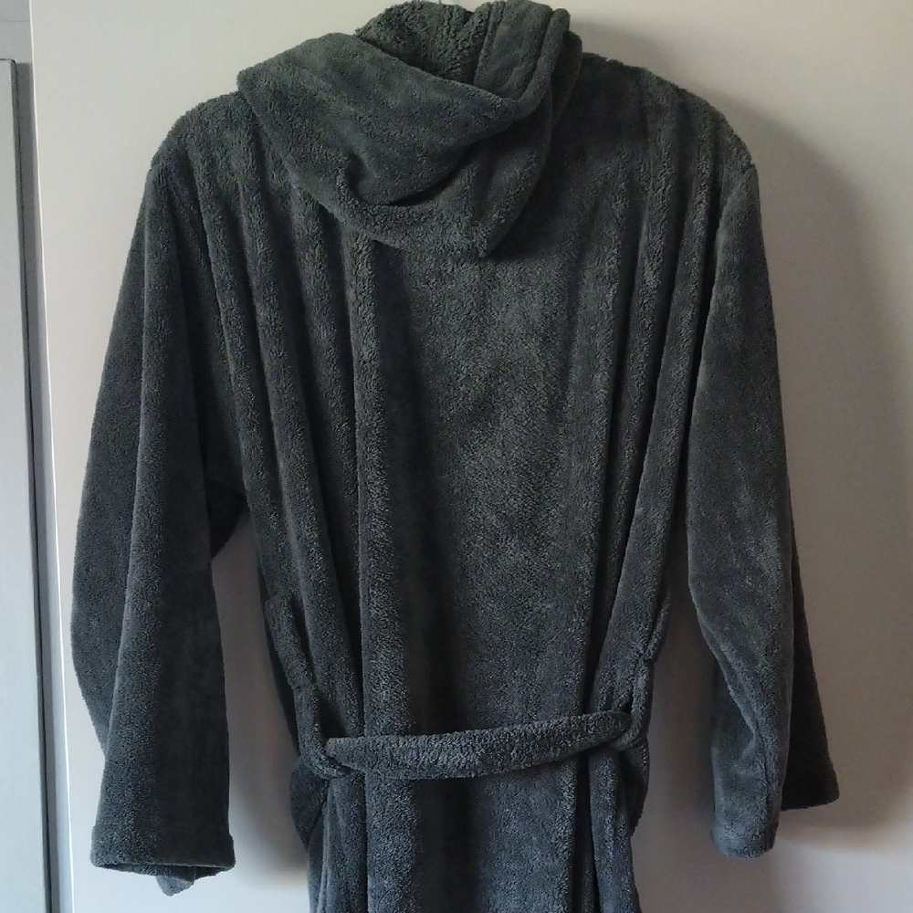 Cozy Gray Hooded Bathrobe - Picture 2 of 7